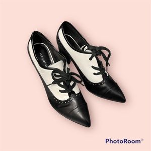 Newport News Spectator Oxford Heels Size 10